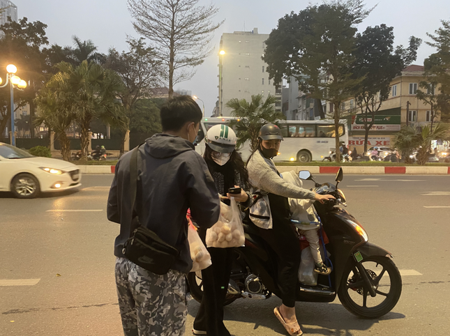 Trứng gà rẻ chưa từng có bán đầy Hà Nội-3