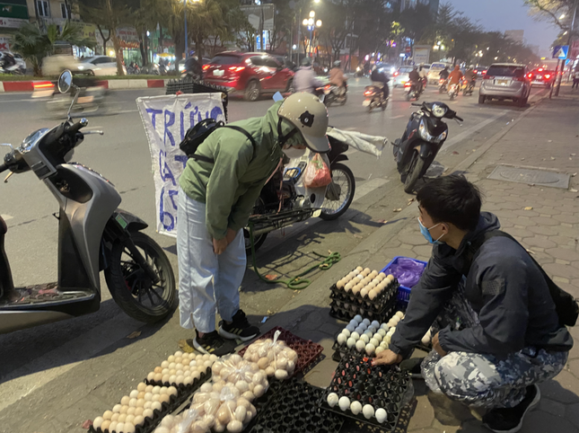 Trứng gà rẻ chưa từng có bán đầy Hà Nội-2
