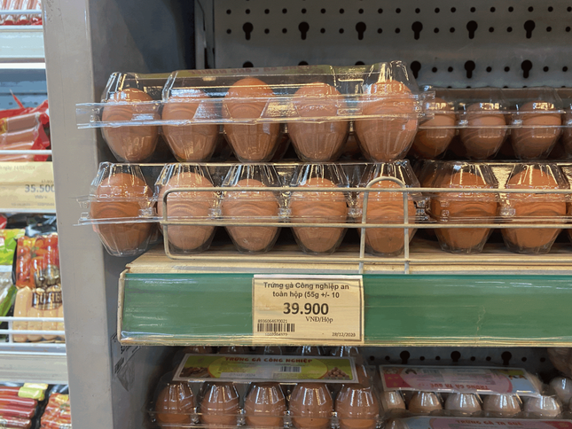 Trứng gà rẻ chưa từng có bán đầy Hà Nội-5