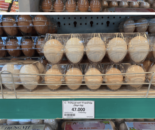 Trứng gà rẻ chưa từng có bán đầy Hà Nội-6