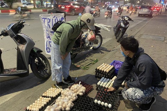 Trứng gà rẻ 'chưa từng có' bán đầy Hà Nội