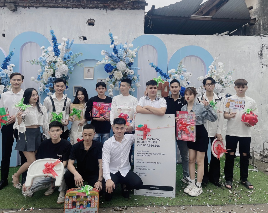 Sự thật tấm biển chuyển khoản 666 triệu đồng mừng cưới bạn thân ở Hà Nội-1