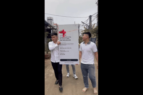 Sự thật tấm biển chuyển khoản 666 triệu đồng mừng cưới bạn thân ở Hà Nội