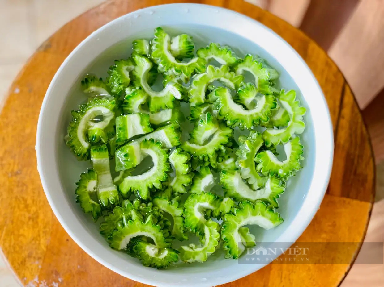 Loại quả sần sùi, đắng ngắt lại là vị thuốc quý, tốt cho tim, kháng ung thư, xào thùy heo thơm phức-4