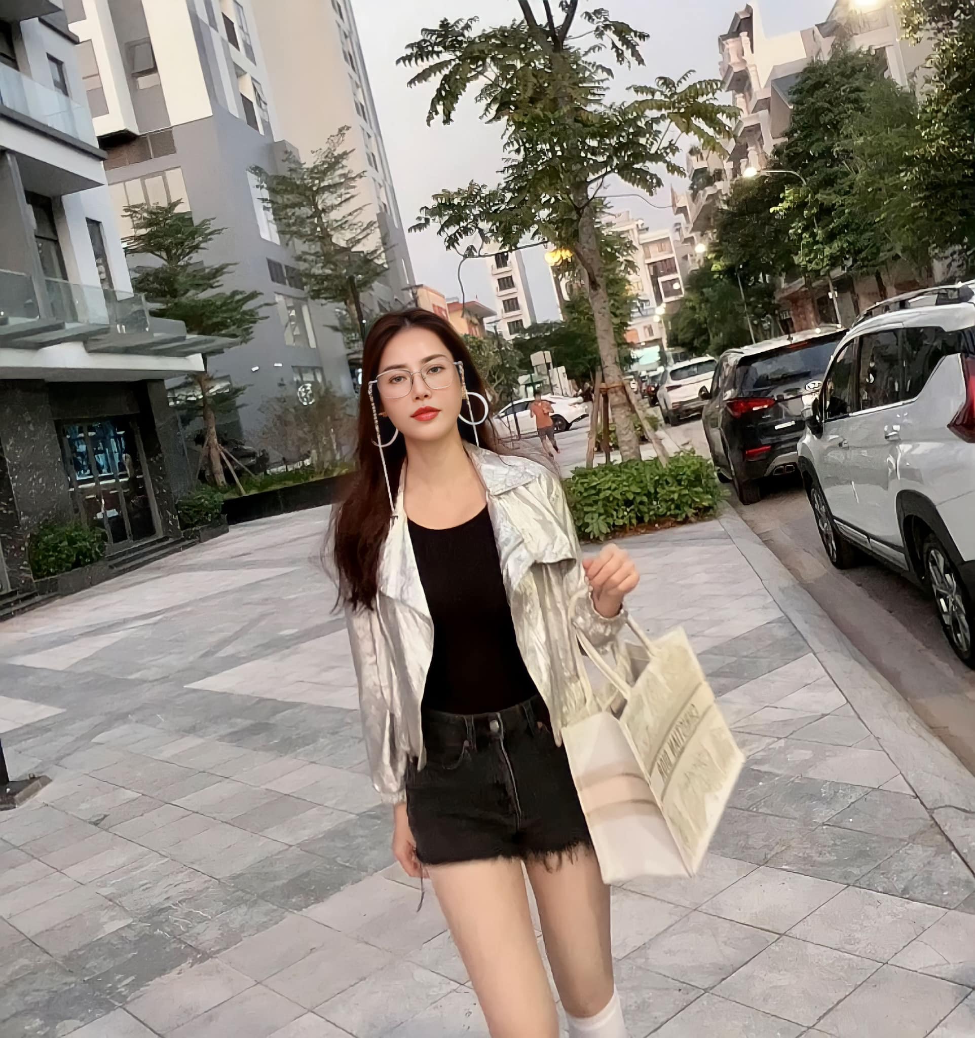 Á hậu Việt chi 600 triệu mua giải: Có nhan sắc, thân thiết với nhiều nam thần, thiếu gia nổi tiếng-5