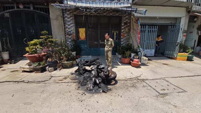 Cãi nhau, người đàn ông mở nắp bình xăng đốt xe-1