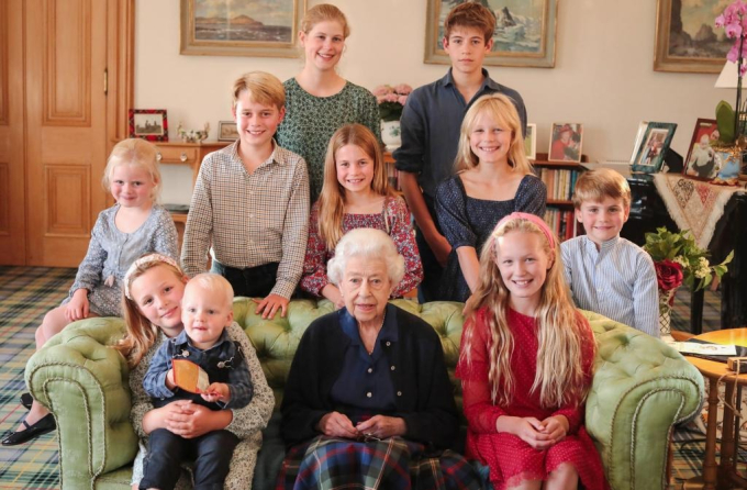 Phát hiện bức ảnh cố Nữ vương Elizabeth II cùng các cháu do Kate chụp cũng bị chỉnh sửa nhiều, do hãng ảnh nổi tiếng thế giới vạch trần-1