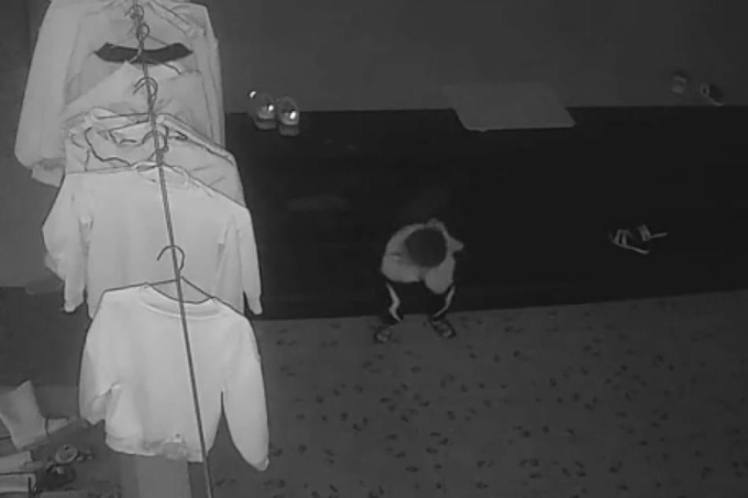 Clip bé trai lủi thủi ngồi một mình giữa nhà khi trời chưa sáng vì nhớ mẹ khiến dân mạng xúc động-1