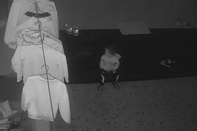 Clip bé trai lủi thủi ngồi một mình giữa nhà khi trời chưa sáng vì nhớ mẹ khiến dân mạng xúc động-3