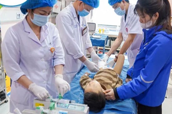 Ra khỏi cổng trường, bé trai 6 tuổi bị xe cán đứt rời chân: Mẹ gửi lời nhắn nhủ đắt giá tới các bậc phụ huynh