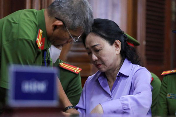 Hàng xóm dùng dao truy sát khiến cháu bé 3 tuổi tử vong, bà nội nguy kịch-1