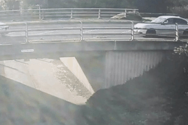 Người đi xe máy bị tài xế ô tô chèn ép, húc bay khỏi cầu sau tai nạn kinh hoàng