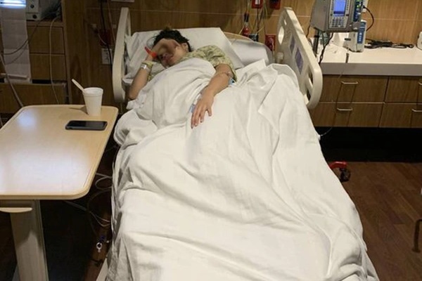 Người phụ nữ khóc ròng khi biết dạ dày thủng lỗ chỗ và chảy máu chỉ vì uống thứ này như nước-1