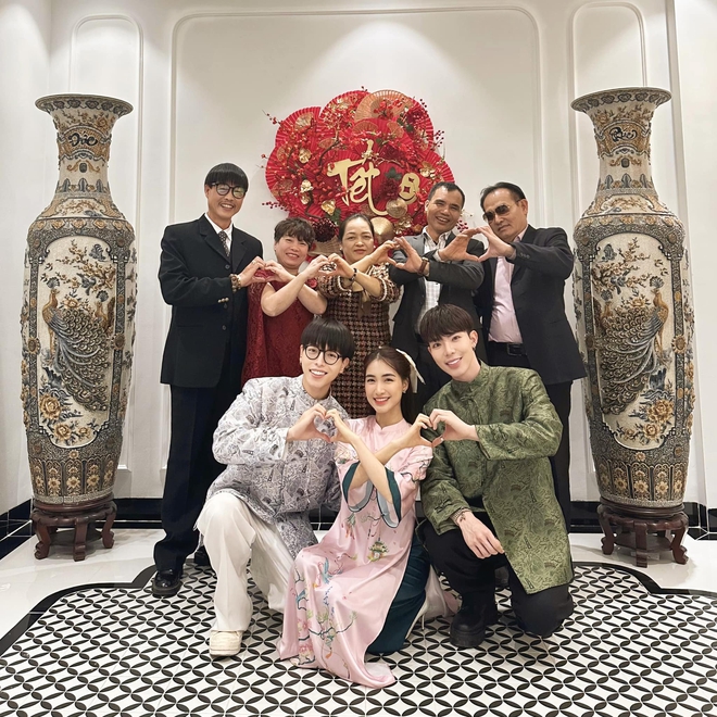 Nam ca sĩ đổi đời nhờ... đập mặt xây lại: 25 tuổi đã tậu chung cư 10 tỷ, liên tục báo hiếu bố mẹ bằng nhà đẹp - xe sang, còn lấn sân sang thị trường BĐS-14