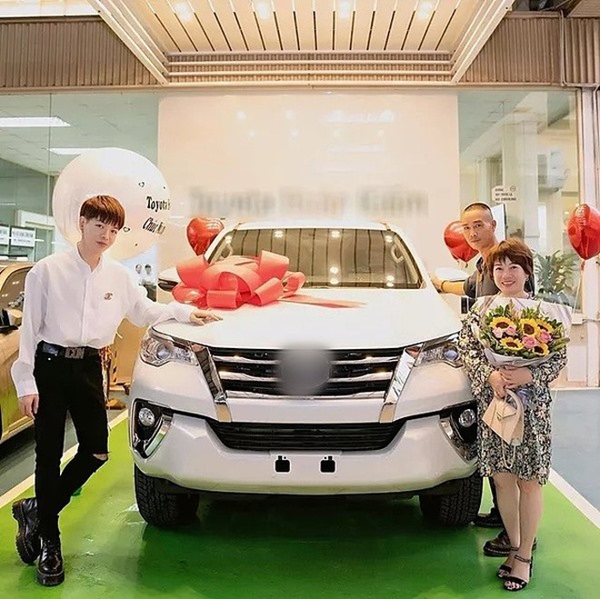 Nam ca sĩ đổi đời nhờ... đập mặt xây lại: 25 tuổi đã tậu chung cư 10 tỷ, liên tục báo hiếu bố mẹ bằng nhà đẹp - xe sang, còn lấn sân sang thị trường BĐS-16