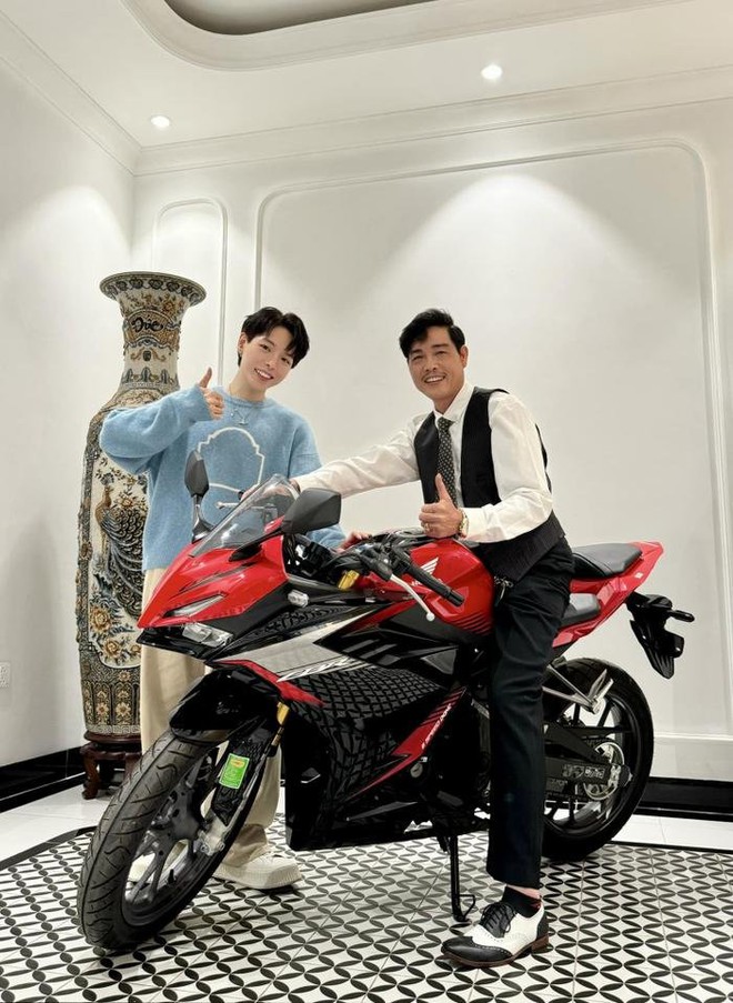 Nam ca sĩ đổi đời nhờ... đập mặt xây lại: 25 tuổi đã tậu chung cư 10 tỷ, liên tục báo hiếu bố mẹ bằng nhà đẹp - xe sang, còn lấn sân sang thị trường BĐS-17