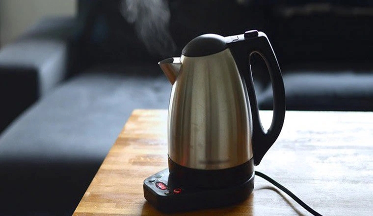 Khi nhận phòng khách sạn, có nên đun ấm nước sôi đổ vào bồn cầu? Đây là câu trả lời-1