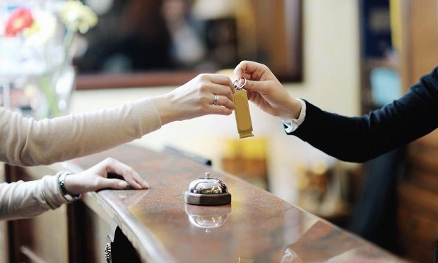 Khi nhận phòng khách sạn, có nên đun ấm nước sôi đổ vào bồn cầu? Đây là câu trả lời-2