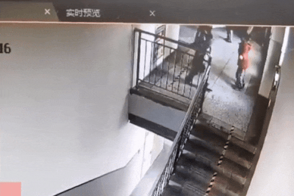 Nô đùa trong giờ ra chơi, nam sinh bất ngờ rơi xuống cầu thang do lan can bị gãy-1