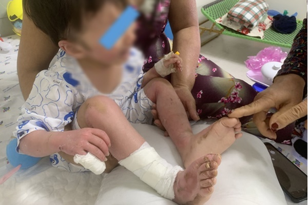 Clip: Xe đạp điện bất ngờ phát nổ ở ga tàu, nhiều người sợ hãi bỏ chạy-1