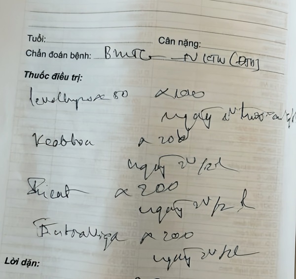 Chữ bác sĩ trên đơn thuốc đến dược sĩ cũng phải đoán mò thì nguy hiểm quá-1