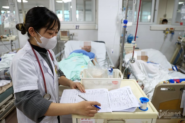 Chữ bác sĩ trên đơn thuốc đến dược sĩ cũng phải đoán mò thì nguy hiểm quá-2