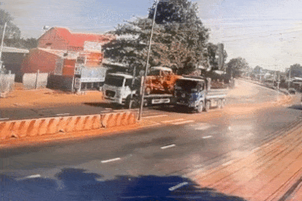 Xe ben đâm thẳng vào dải phân cách, cột đèn đổ đâm xuyên qua cửa kính ô tô con