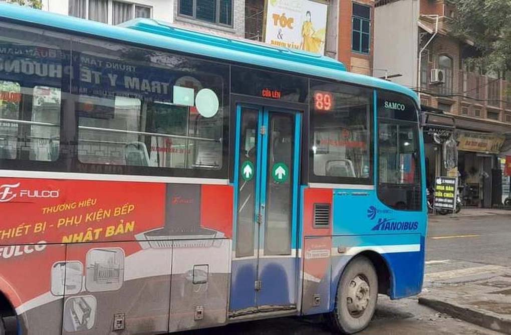 Tài xế xe buýt Hà Nội ôm người co giật đi cấp cứu: Tôi cũng sợ lắm!-1