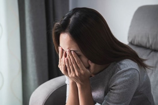 Dắt con riêng của chồng đi dạo, cậu bé nói một câu khiến tôi sụp đổ