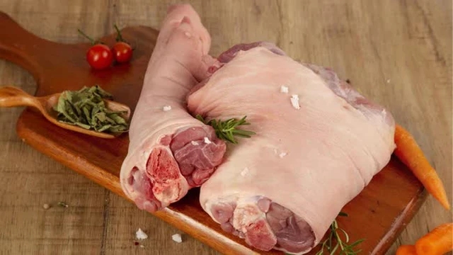 Đi chợ nên mua chân giò trước hay sau? Cách phân biệt, chọn mua chân giò tươi ngon-2