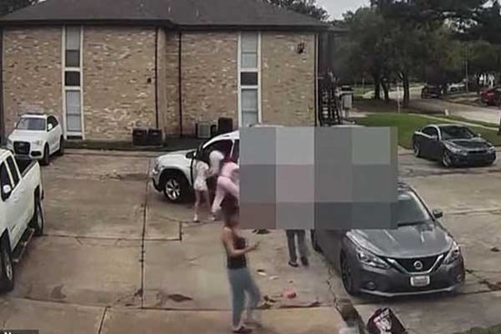 Cả nhà xuống xe nhưng không chú ý, bé gái đi ra trước đầu xe rồi bị cán tử vong