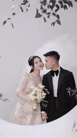 Lộ clip Quang Hải ngượng ngùng khi hôn Chu Thanh Huyền, nhưng sau cùng vẫn dành ánh mắt cực tình ngắm nửa kia-1