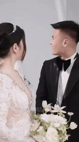 Lộ clip Quang Hải ngượng ngùng khi hôn Chu Thanh Huyền, nhưng sau cùng vẫn dành ánh mắt cực tình ngắm nửa kia-2
