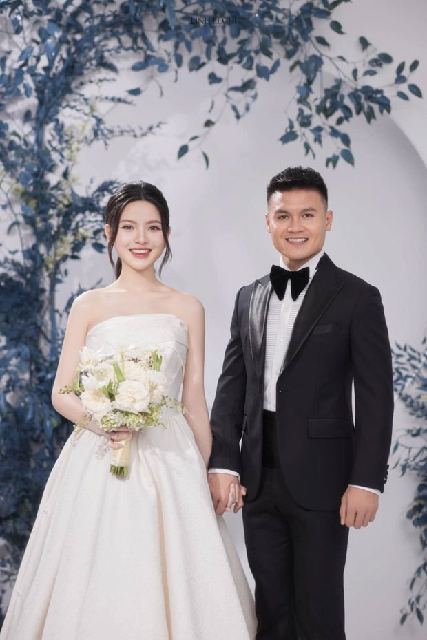 Lộ clip Quang Hải ngượng ngùng khi hôn Chu Thanh Huyền, nhưng sau cùng vẫn dành ánh mắt cực tình ngắm nửa kia-4