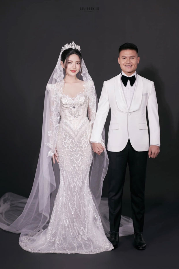 Lộ clip Quang Hải ngượng ngùng khi hôn Chu Thanh Huyền, nhưng sau cùng vẫn dành ánh mắt cực tình ngắm nửa kia-5