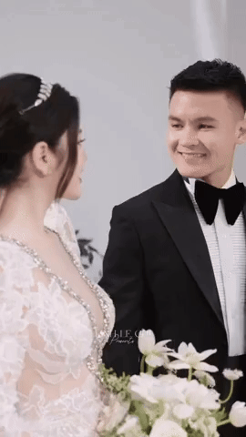 Lộ clip Quang Hải ngượng ngùng khi hôn Chu Thanh Huyền, nhưng sau cùng vẫn dành ánh mắt cực tình ngắm nửa kia-3