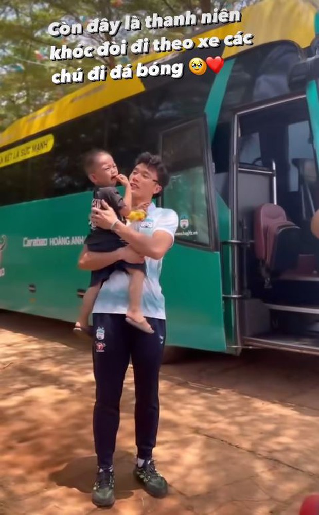 Bùi Tiến Dũng đi thiện nguyện, bế em nhỏ mồ côi lại nghẹn ngào nhớ về người thân của mình-4