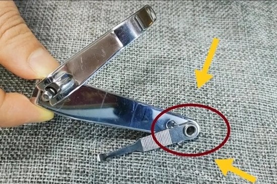 Lỗ nhỏ trên bấm móng tay có công dụng gì?
