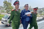 Chủ tịch Tân Hoàng Minh liên tục lau nước mắt khi nghe luật sư bào chữa cho con trai-3