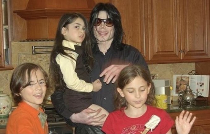 Bi kịch của 3 đứa trẻ nhà Michael Jackson: Con trai cả mắc bệnh, con gái tự tử vì bị cưỡng hiếp, con trai út bị bắt nạt-2