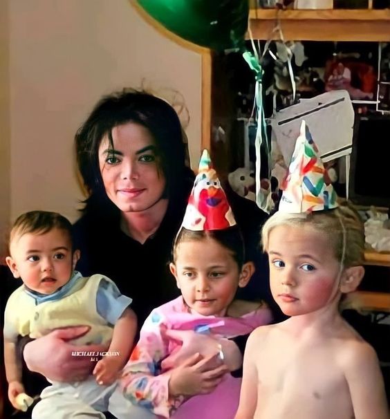 Bi kịch của 3 đứa trẻ nhà Michael Jackson: Con trai cả mắc bệnh, con gái tự tử vì bị cưỡng hiếp, con trai út bị bắt nạt-1
