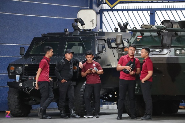 Cảnh sát dùng xe bọc thép bảo vệ an ninh trận Indonesia - Việt Nam-1