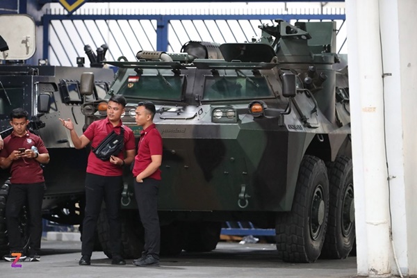 Cảnh sát dùng xe bọc thép bảo vệ an ninh trận Indonesia - Việt Nam-2