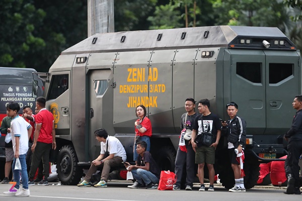 Cảnh sát dùng xe bọc thép bảo vệ an ninh trận Indonesia - Việt Nam-3