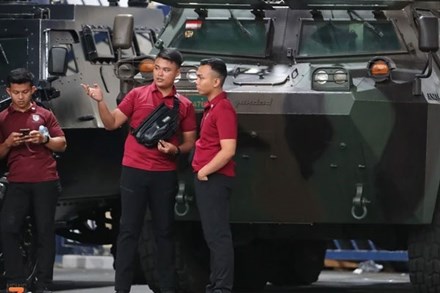 Cảnh sát dùng xe bọc thép bảo vệ an ninh trận Indonesia - Việt Nam