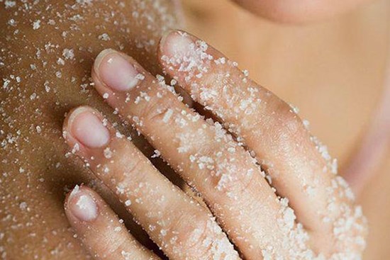Dùng đường để tẩy da chết, bạn được lợi trăm bề!