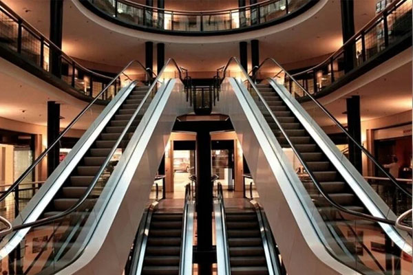 Rơi vào lỗ hổng trên thang cuốn, người phụ nữ bị mắc kẹt nửa thân-1