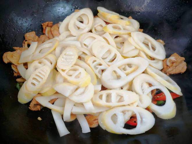 Loại rau này đang bán nhiều, được mệnh danh là vua rau của mùa xuân, đem xào với thịt còn bổ hơn củ sen-6