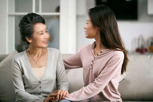 Chứng kiến cảnh chồng đối xử với mẹ vợ mà tôi ứa nước mắt, muốn ly hôn ngay lập tức-2