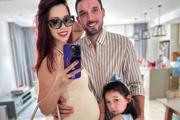 Vừa sinh quý tử với chồng ngoại quốc, siêu mẫu Hà Anh tủi thân vì một hành động con gái lớn làm với mẹ-6